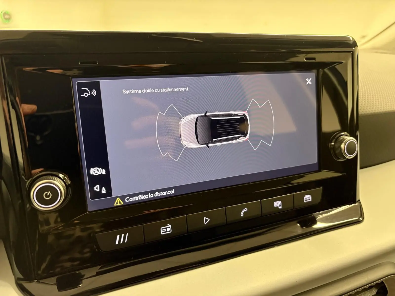 Écran central du système d’aide au stationnement du SEAT Arona 2025, vue rapprochée du tableau de bord.