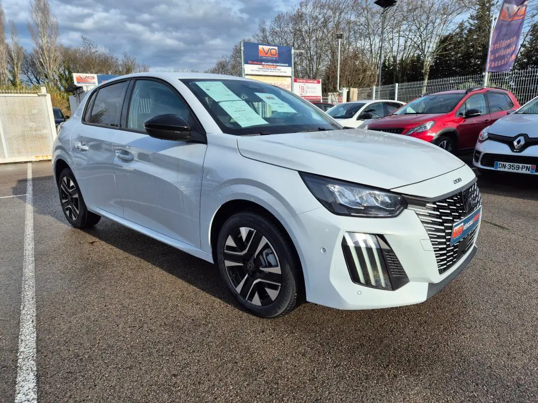 Peugeot 208 Hybrid blanc vue 3/4 avant droit, avec jantes alliage 16 pouces et feux diurnes LED distinctifs.
