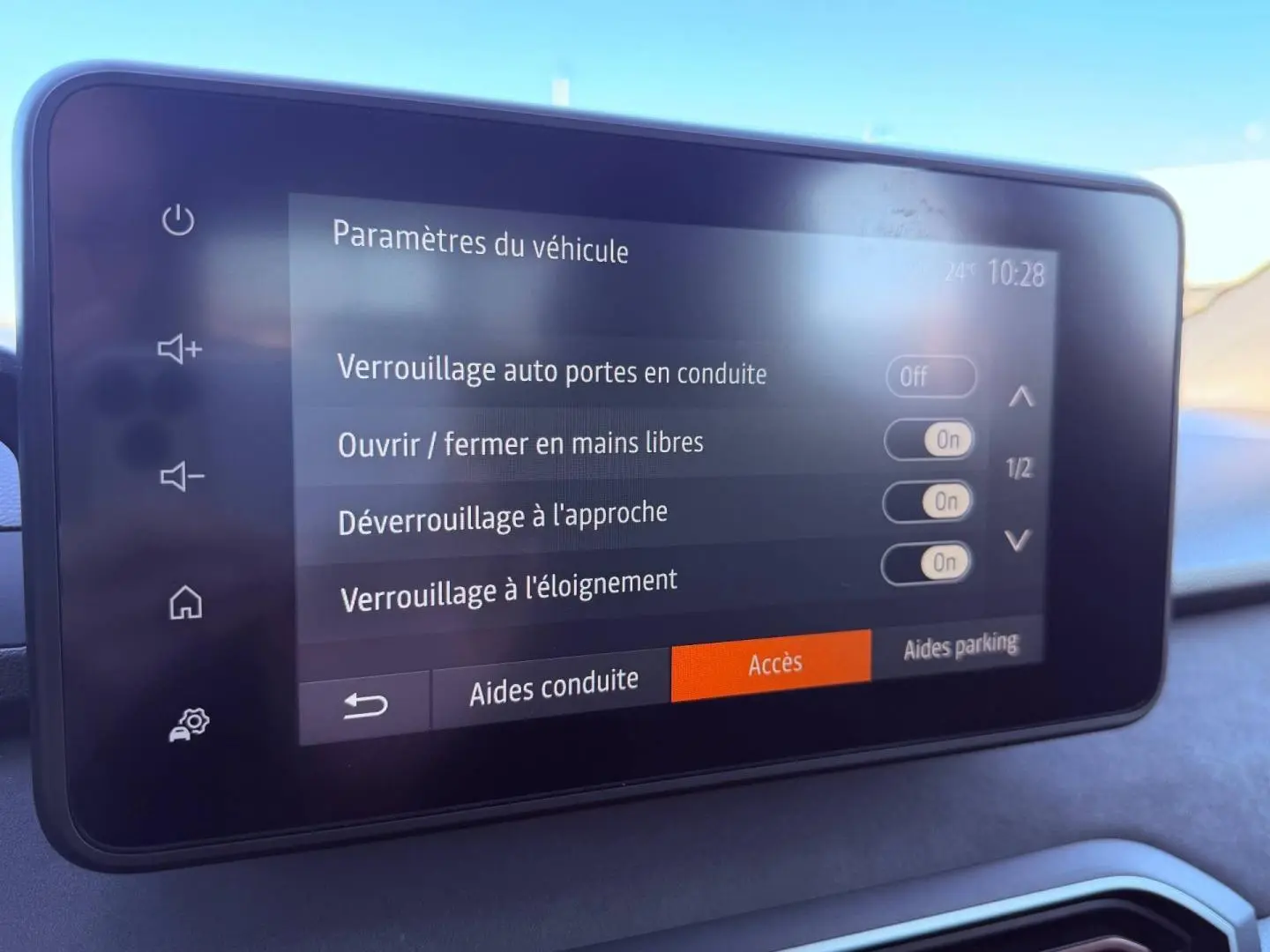 Écran tactile intérieur de la Dacia Sandero 2025 affichant les paramètres d'accès mains libres et verrouillage automatique.
