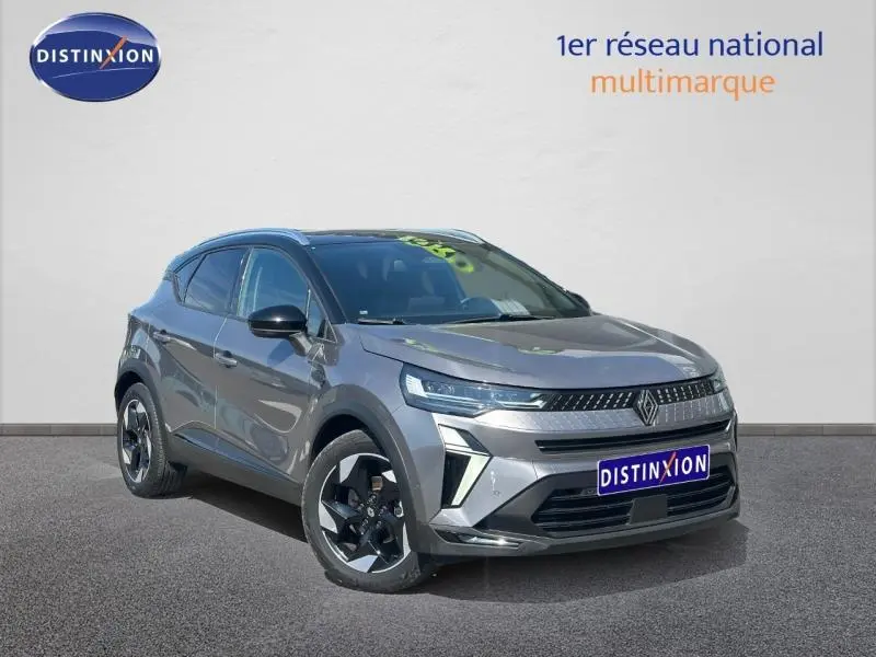Renault Captur 2025 gris Cassiopée métallisé vue 3/4 avant avec jantes alu et calandre distinctive noire.