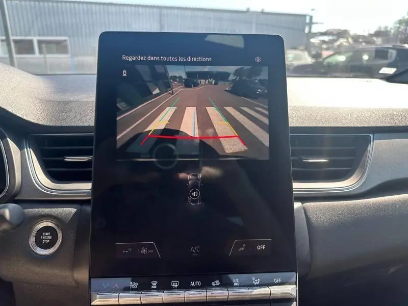 Vue intérieure du tableau de bord du Renault Captur 2025, écran tactile affichant la caméra de recul.
