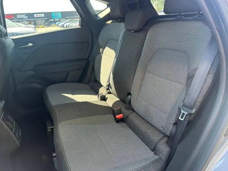 Vue latérale droite de la banquette arrière grise du Renault Captur 1.0 Eco-G 2025 avec ceintures de sécurité visibles.