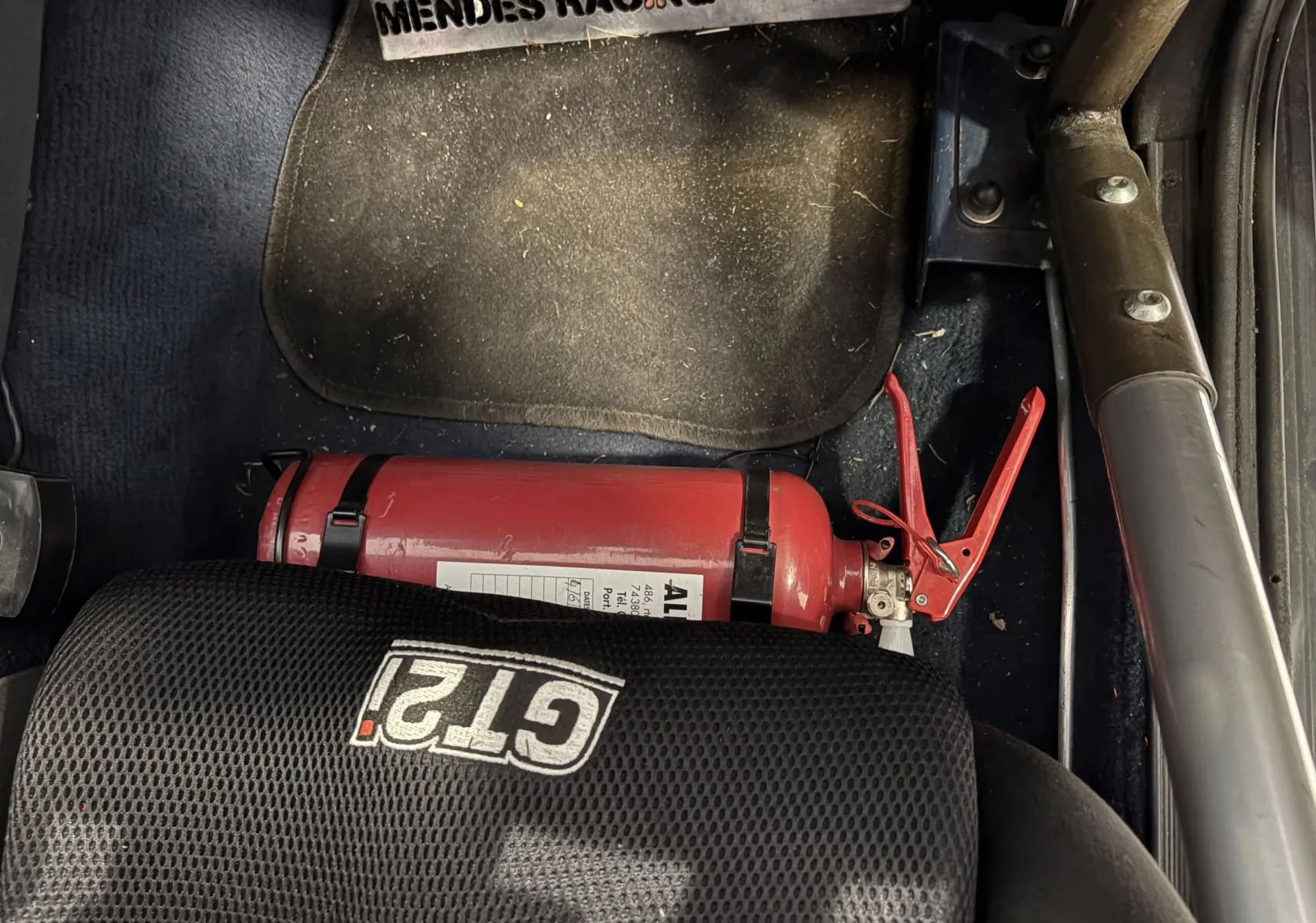 Audi Coupé GT noir vue 3/4 arrière droit avec bandes blanches et rouges, jantes blanches, et stickers rallye.