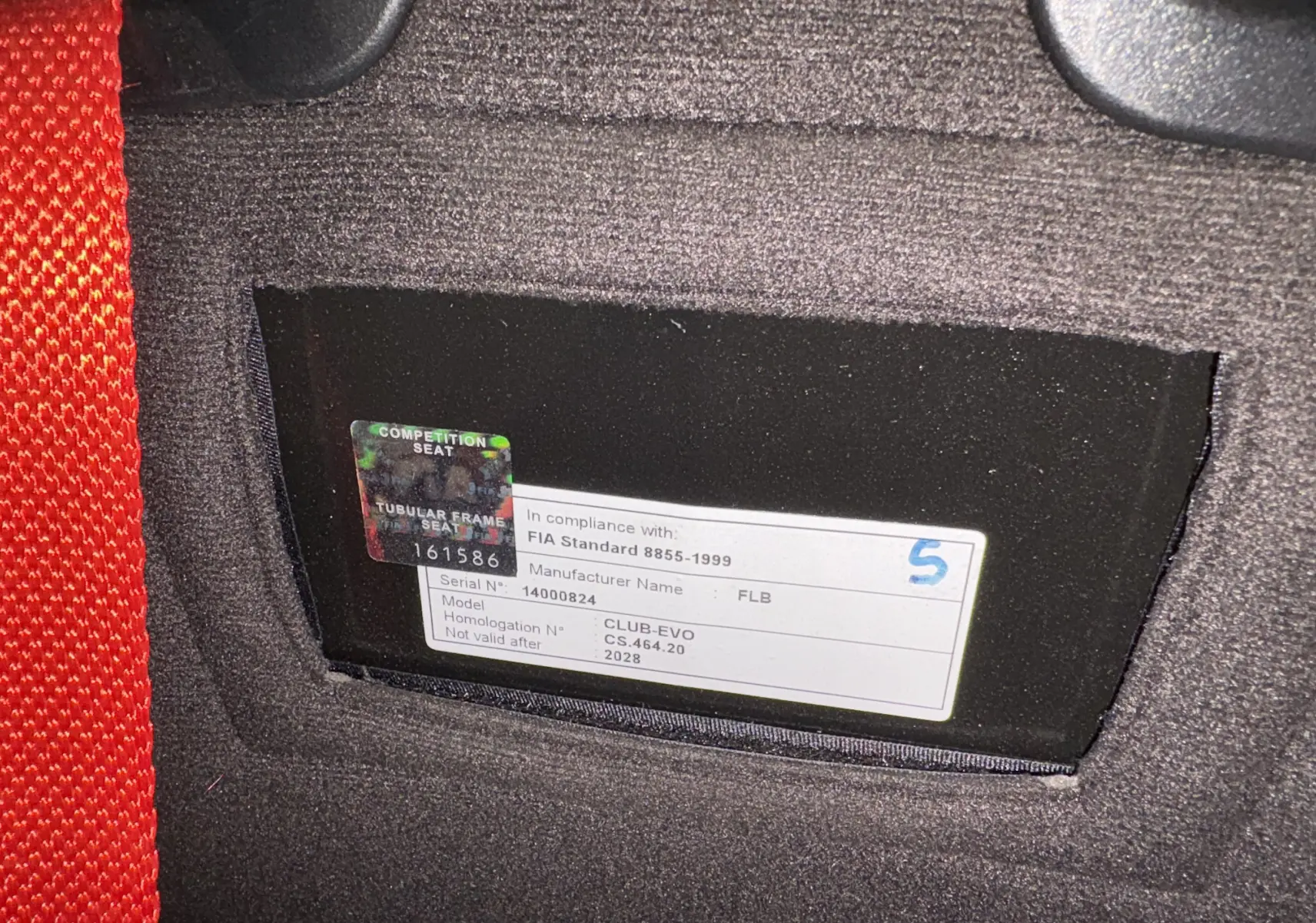 Vue arrière d'une Audi Coupé GT noire de 1983 avec aileron et bande rouge distinctive sur le coffre.