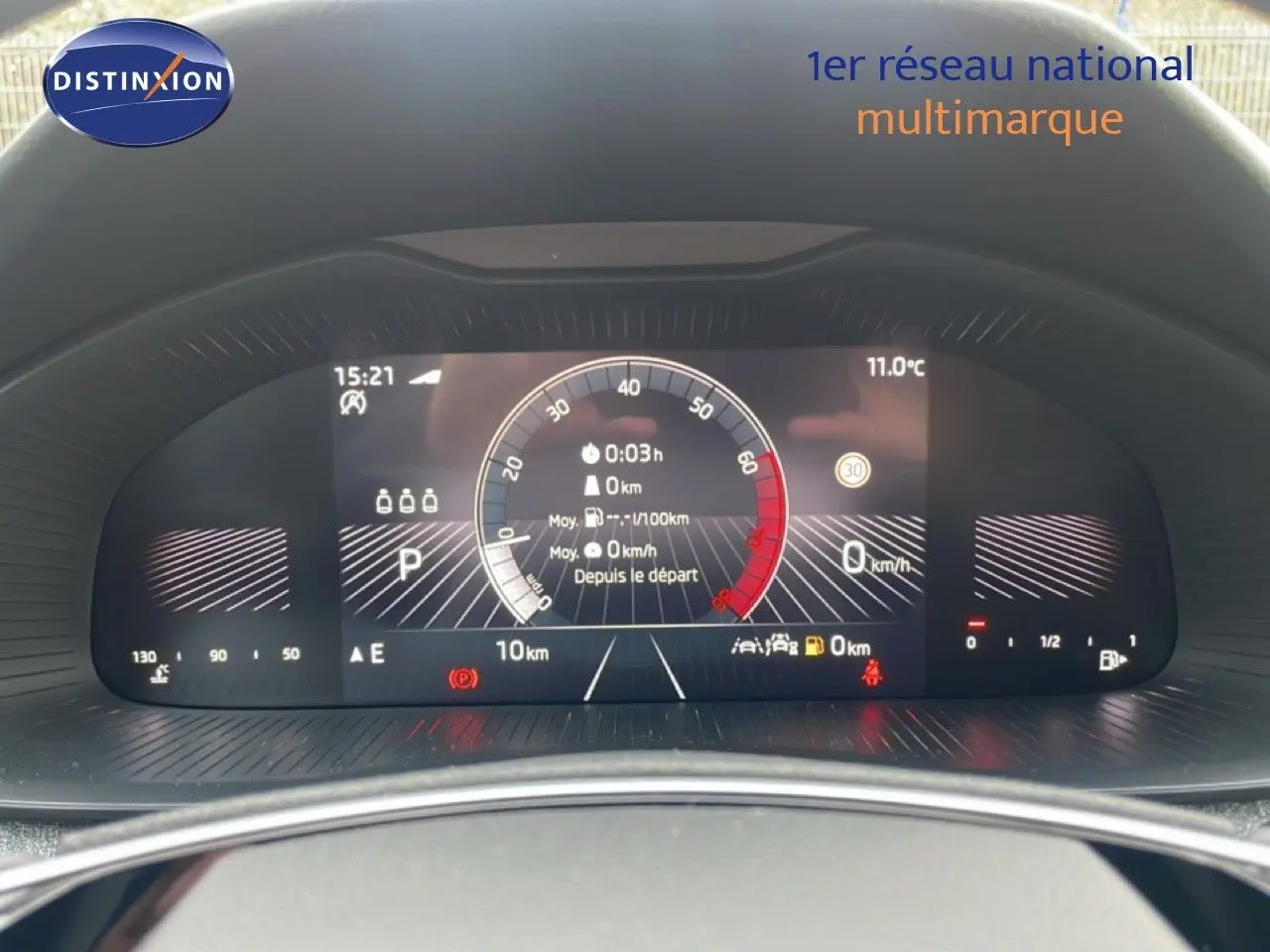 Tableau de bord numérique du Skoda Kamiq 2025 affichant la vitesse, la température et l'autonomie, vue de face.