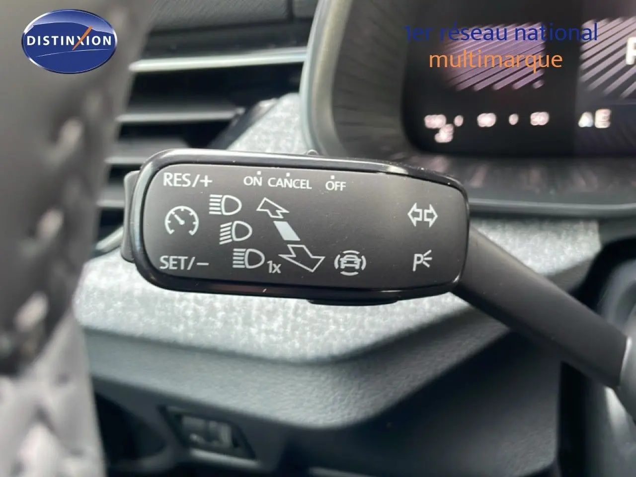 Gros plan sur la commande de régulateur de vitesse du Skoda Kamiq 2025, intérieur noir avec détails fonctionnels visibles.