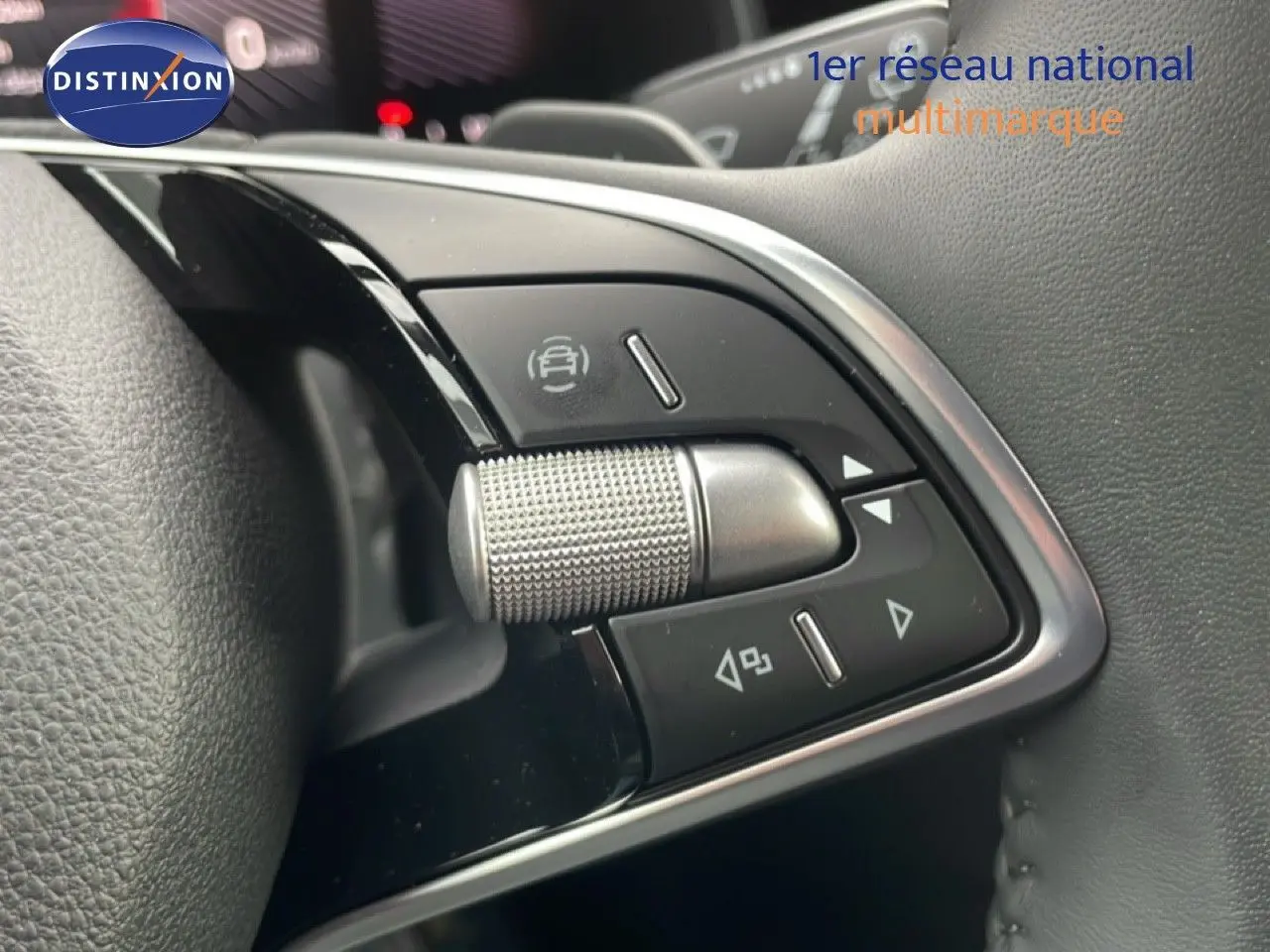 Gros plan sur les commandes multifonctions en métal et plastique noir du volant du Skoda Kamiq 2025.