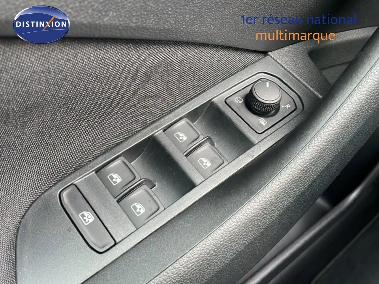 Gros plan sur les commandes de lève-vitres et rétroviseurs côté gauche d’un Skoda Kamiq noir magique métal 2025.