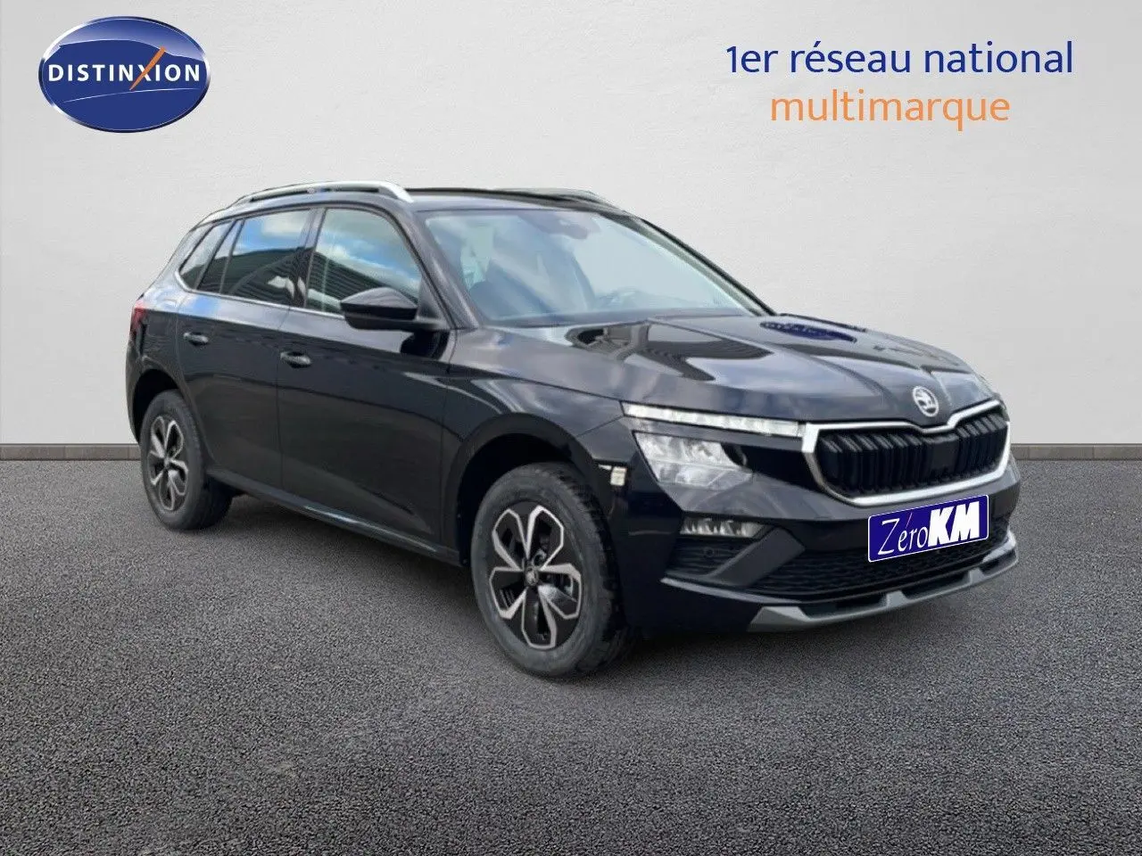 Vue 3/4 avant d’un Skoda Kamiq noir magique métal avec calandre distinctive et jantes bi-ton.