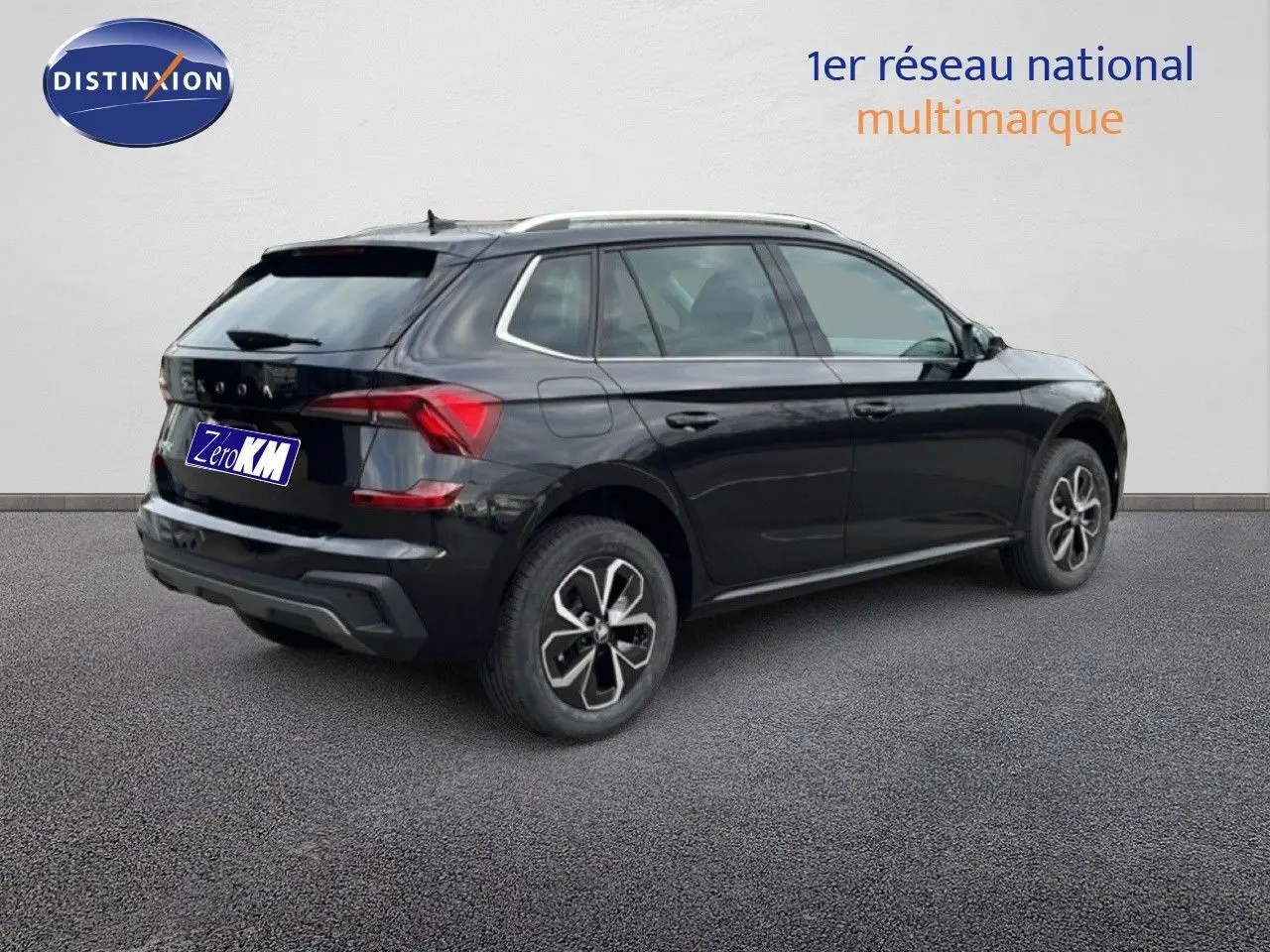 Vue 3/4 arrière droite du Skoda Kamiq 2025 noir magique métal avec jantes alliage et feux arrière LED distinctifs.