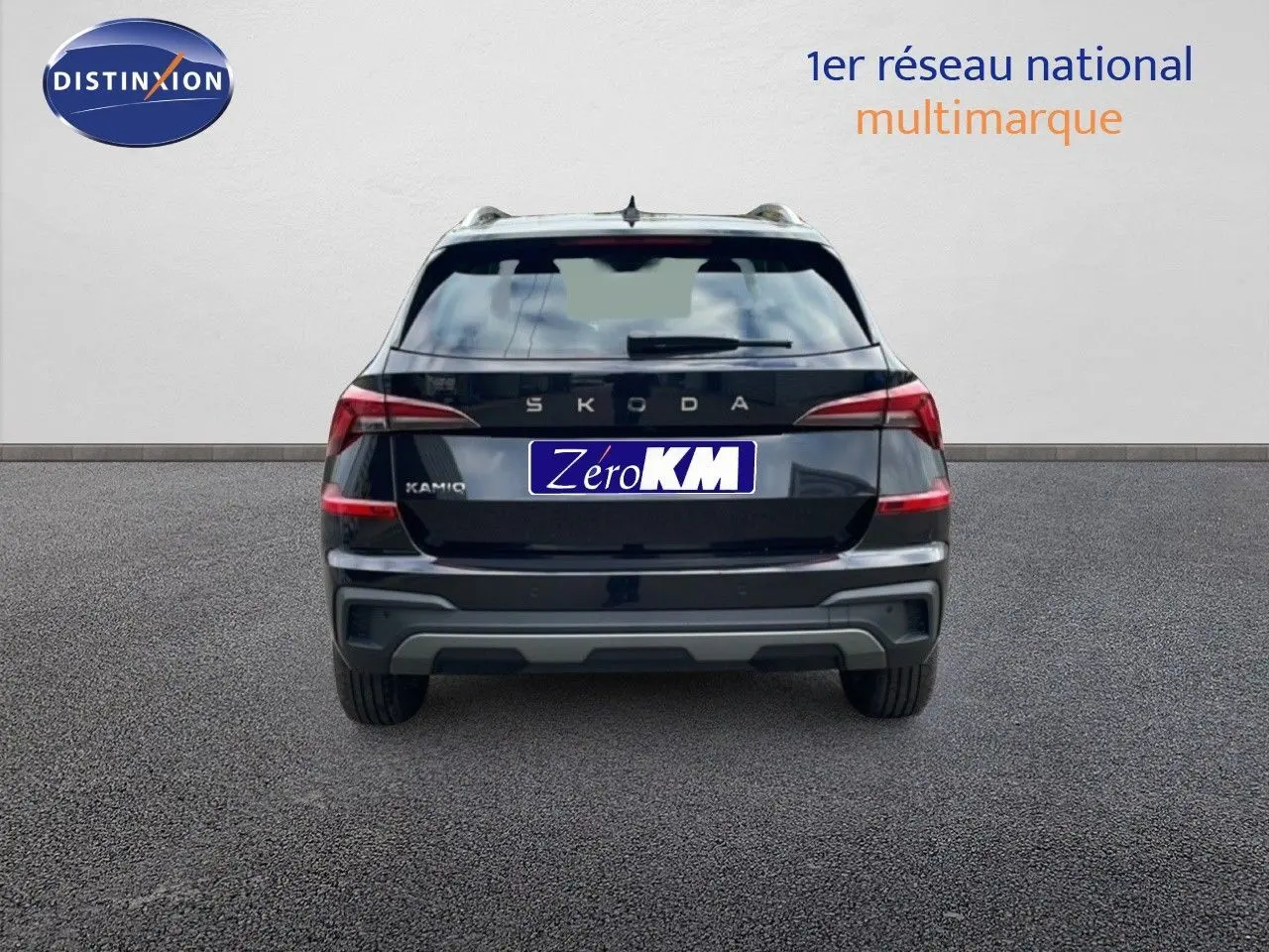 Vue arrière d'un Skoda Kamiq noir magique métal 2025 avec feux arrière LED et logo SKODA visible.