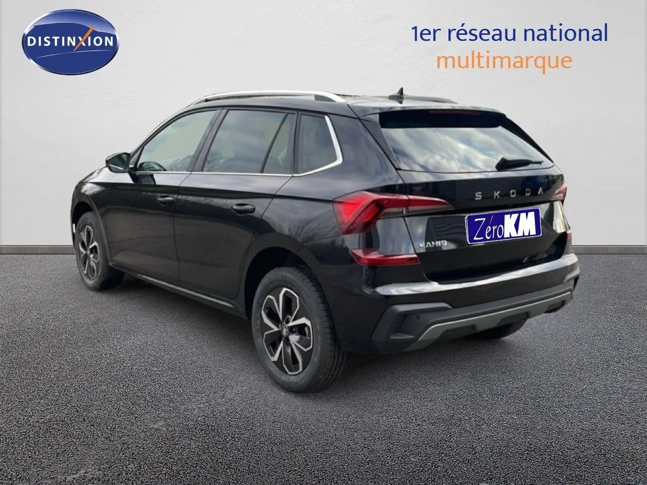 Vue 3/4 arrière droite d’un Skoda Kamiq noir magique métal avec jantes alliage et feux arrière LED.