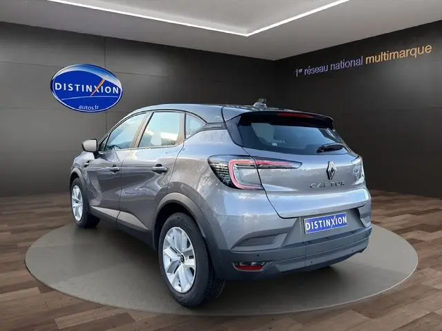 Vue 3/4 arrière gauche du Renault Captur TCE 90 Evolution gris Cassiopée avec toit noir et feux arrière LED en C.