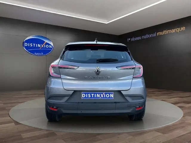 Vue arrière du Renault Captur TCE 90 Evolution 2024 gris Cassiopée avec toit noir et feux arrière LED en C.