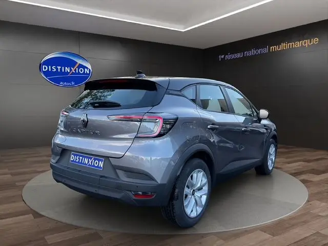 Vue 3/4 arrière droite du Renault Captur 2024 gris Cassiopée avec toit noir et feux arrière LED en forme de C.