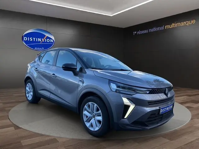 Renault Captur TCE 90 Evolution gris Cassiopée avec toit noir, vue 3/4 avant droit, feux LED et jantes 17 pouces.