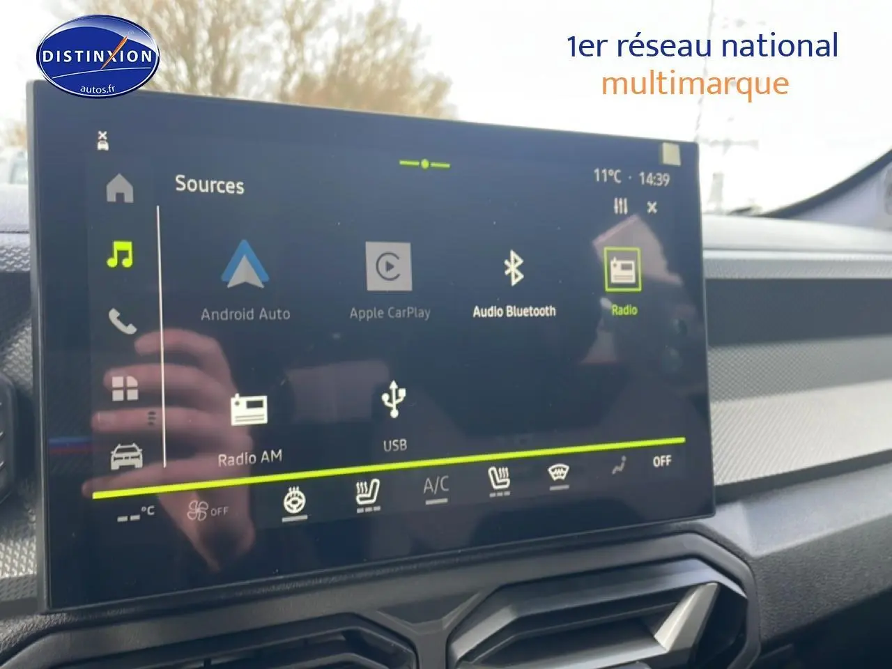 Écran tactile central du tableau de bord du Dacia Duster 2026 affichant les options multimédia et climatisation.