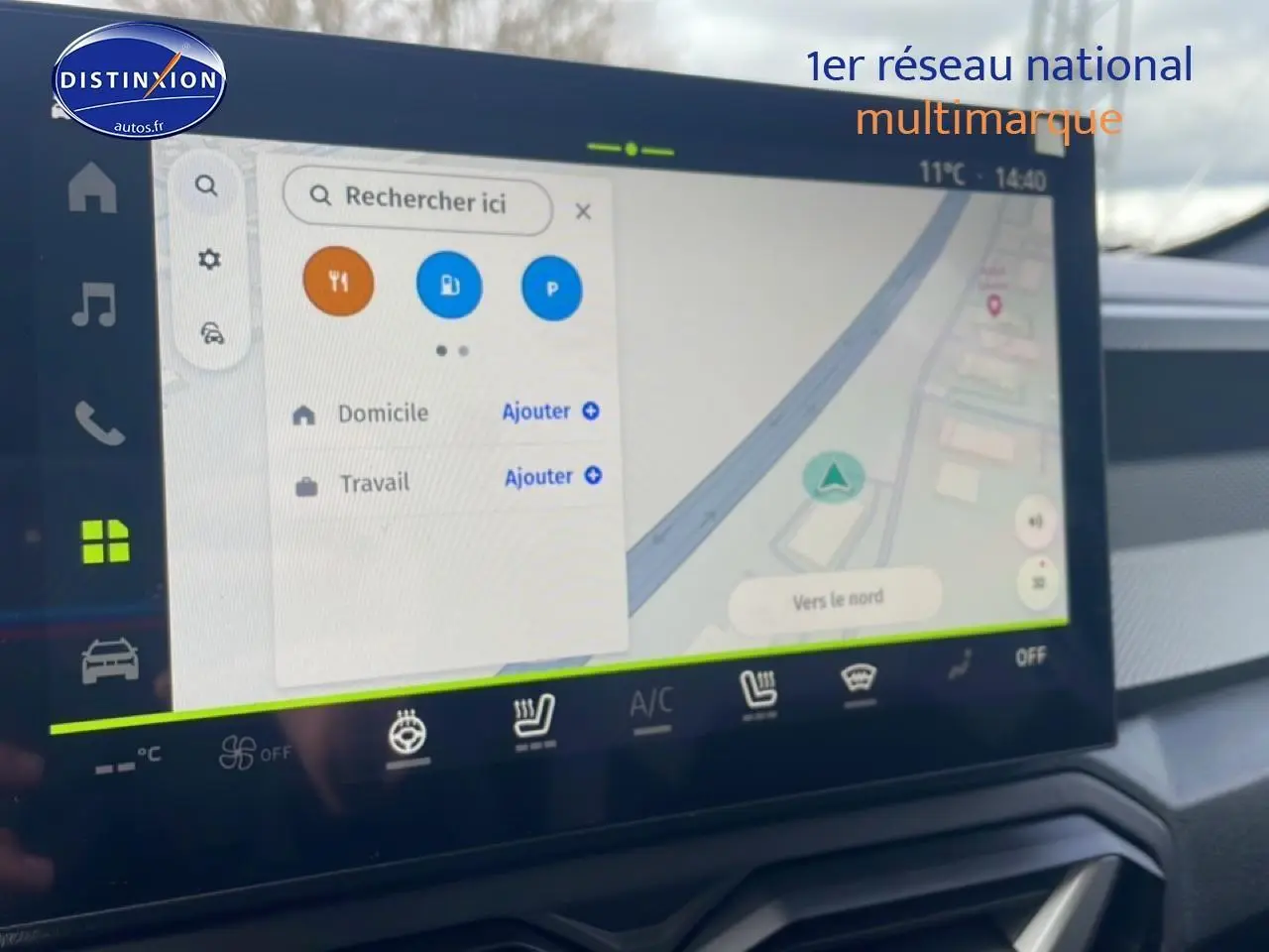Écran tactile central du Dacia Duster 2026 vert cèdre montrant la navigation GPS et commandes climatisation.