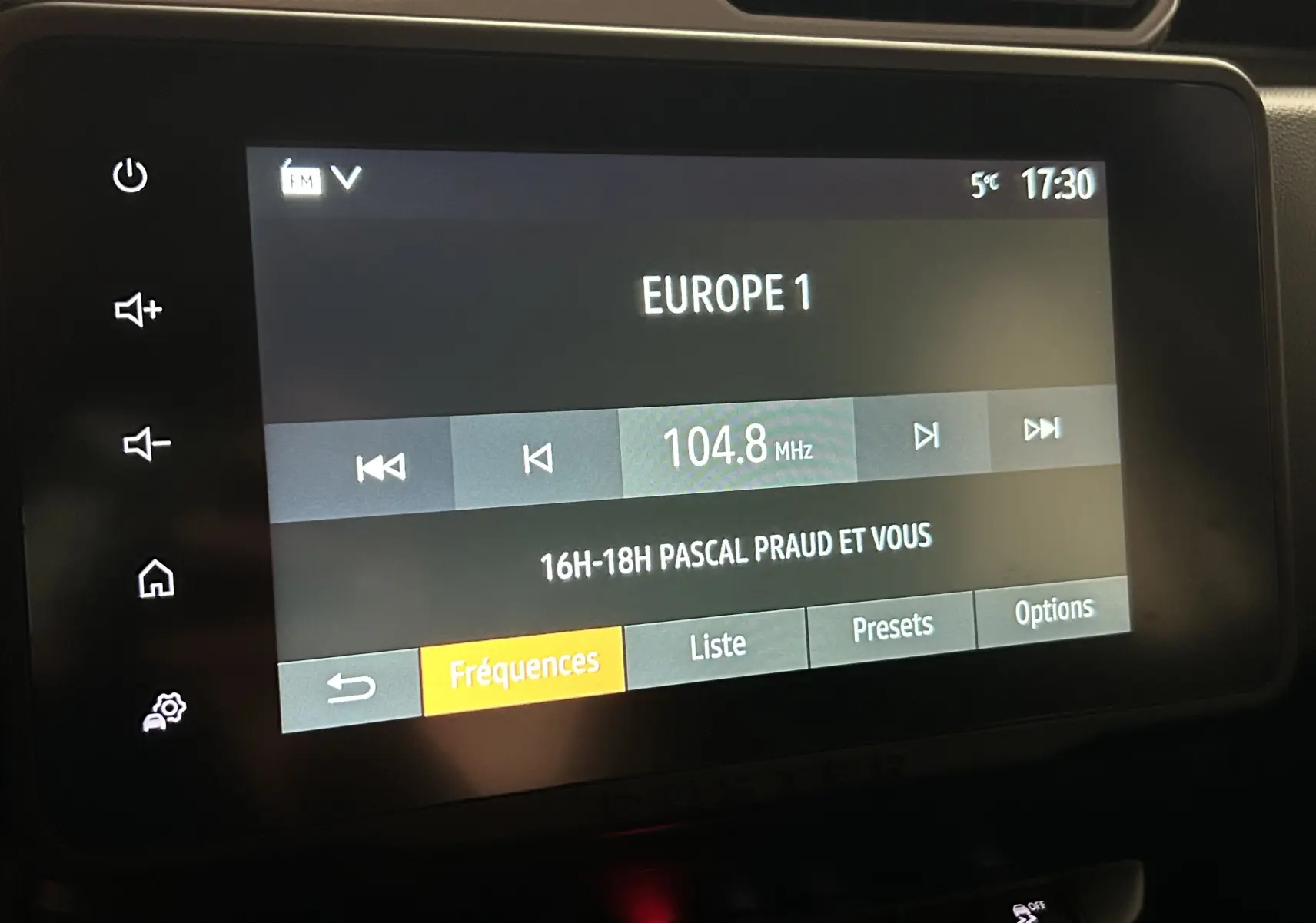 Écran tactile central du Dacia Duster 2025 affichant la radio Europe 1 à 104,8 MHz en intérieur noir.