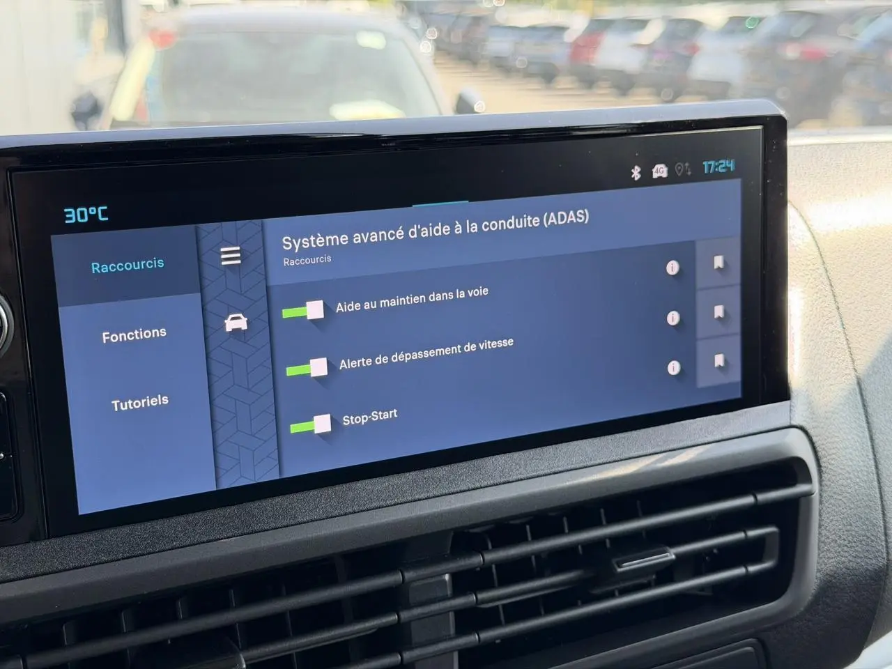 Écran tactile 10 pouces du système d'aide à la conduite dans l'habitacle du Citroën Jumpy gris Artense.