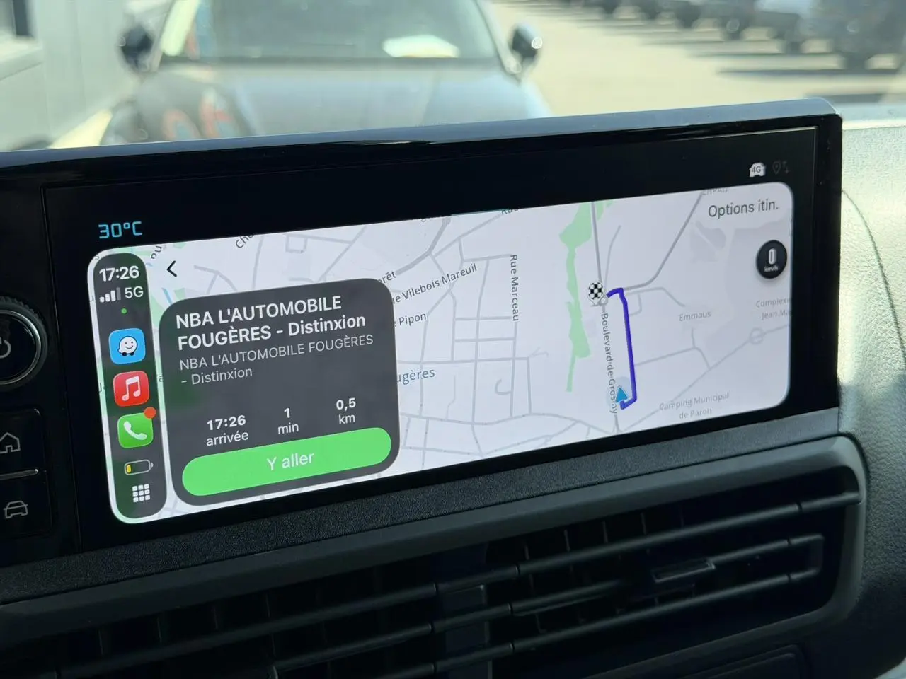 Écran tactile 10 pouces du tableau de bord du Citroën Jumpy 2026 affichant la navigation GPS et intégration Apple CarPlay.