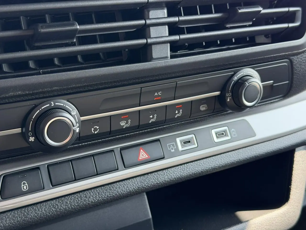 Détail de la console centrale noire du Citroën Jumpy 2026, montrant les commandes de climatisation et boutons multifonctions.