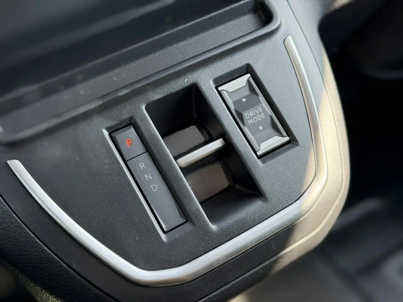 Gros plan sur la console centrale noire du Citroën Jumpy gris Artense, avec commandes boîte auto et mode de conduite.