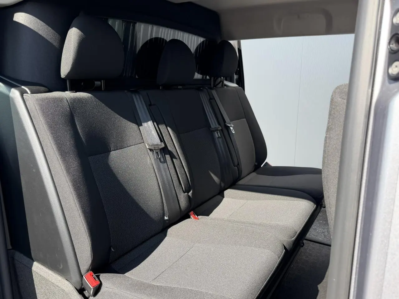 Vue intérieure côté droit sur la banquette arrière noire du Citroën Jumpy M Cabine Approfondie 2026.