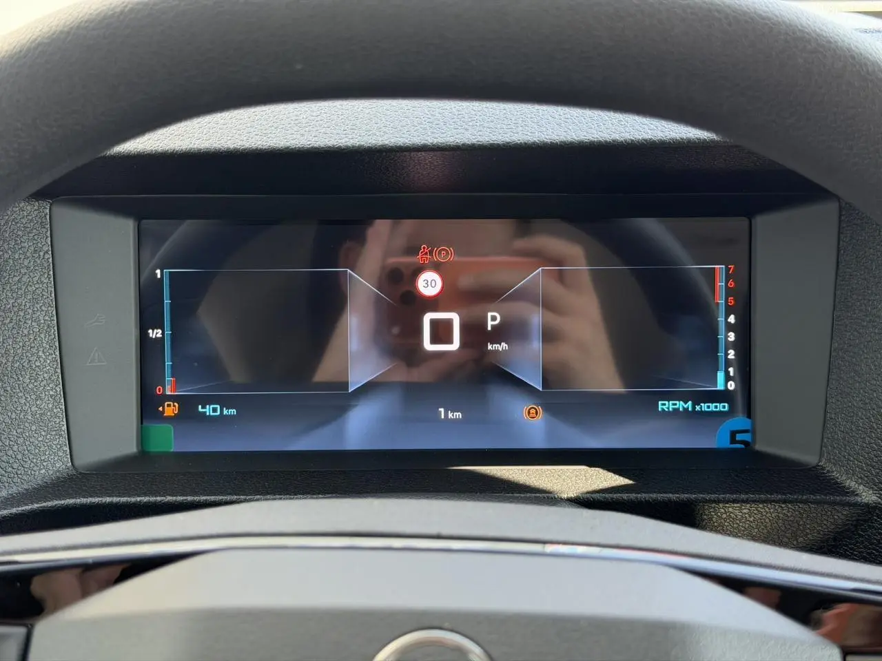 Vue rapprochée du tableau de bord numérique du Citroën Jumpy gris Artense, affichant la vitesse et les alertes.