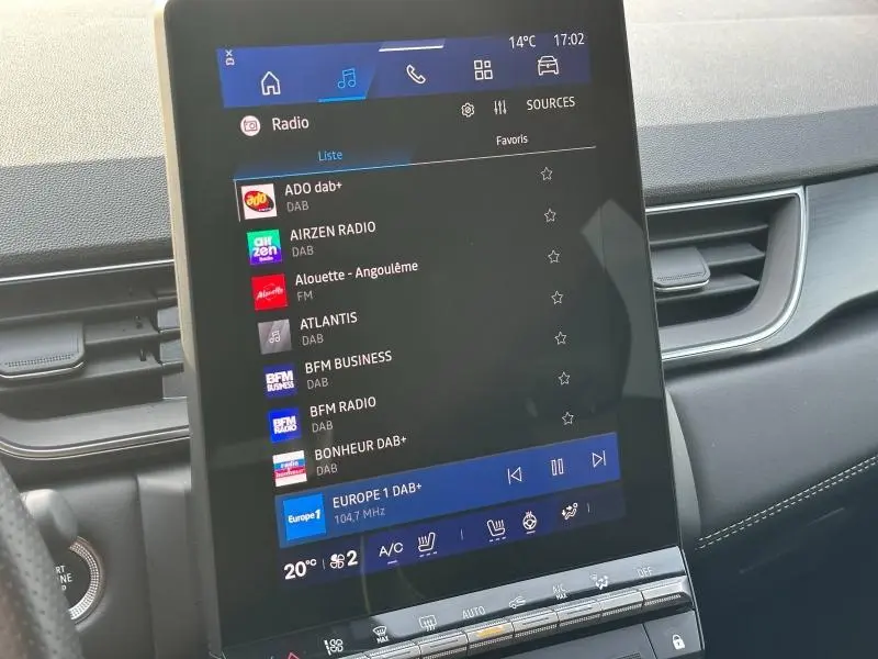 Écran tactile central du tableau de bord du Renault Symbioz 2025 affichant la liste des radios DAB, intérieur noir.