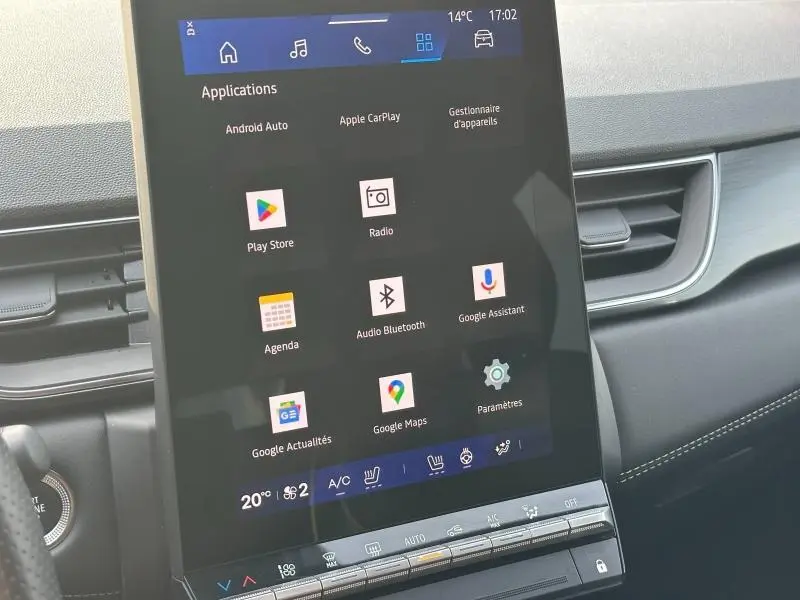 Vue rapprochée de l’écran tactile central du tableau de bord du Renault Symbioz 2025, affichant les applications connectées.