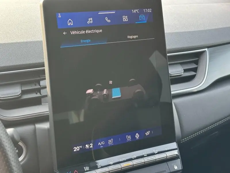 Vue rapprochée de l’écran tactile central du tableau de bord du Renault Symbioz 2025, avec détails de l’interface énergie.