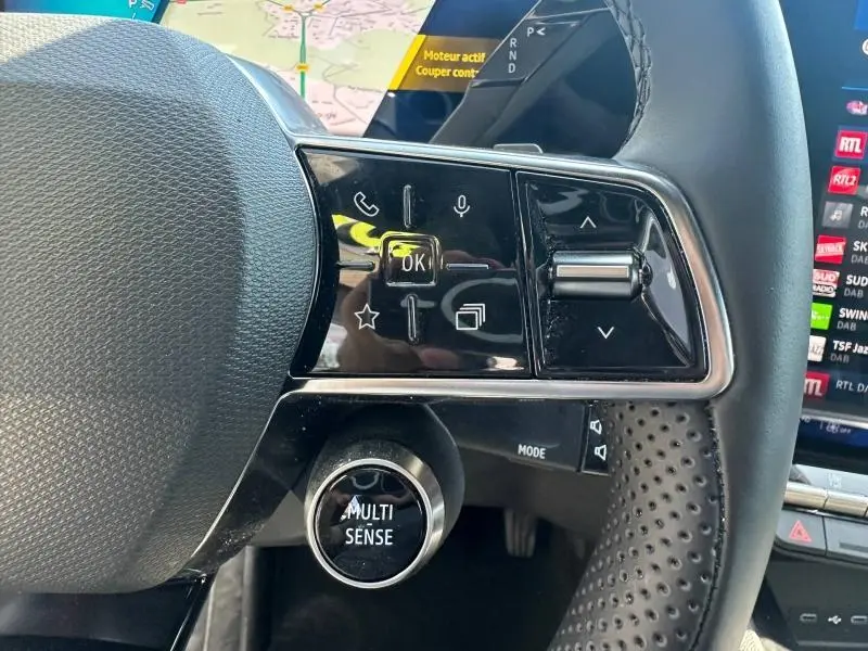 Gros plan sur la partie droite du volant noir du Renault Austral 2025 avec commandes multifonctions et bouton Multi Sense.