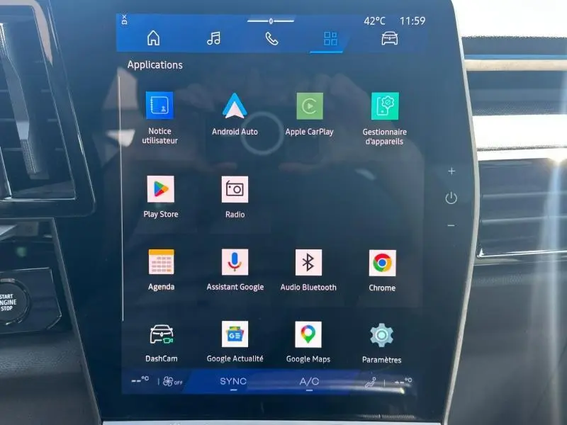 Écran tactile central du Renault Austral 2025 affichant les applications Android Auto, Apple CarPlay et Google Maps, intérieur noir.