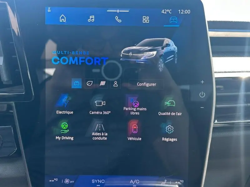 Écran tactile intérieur du Renault Austral 2025 affichant le mode Confort et options de conduite.