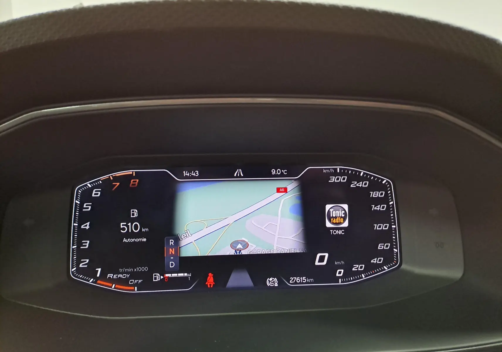 Tableau de bord numérique du CUPRA Leon 2023 affichant la navigation, vitesse et autonomie, vue de face en intérieur.