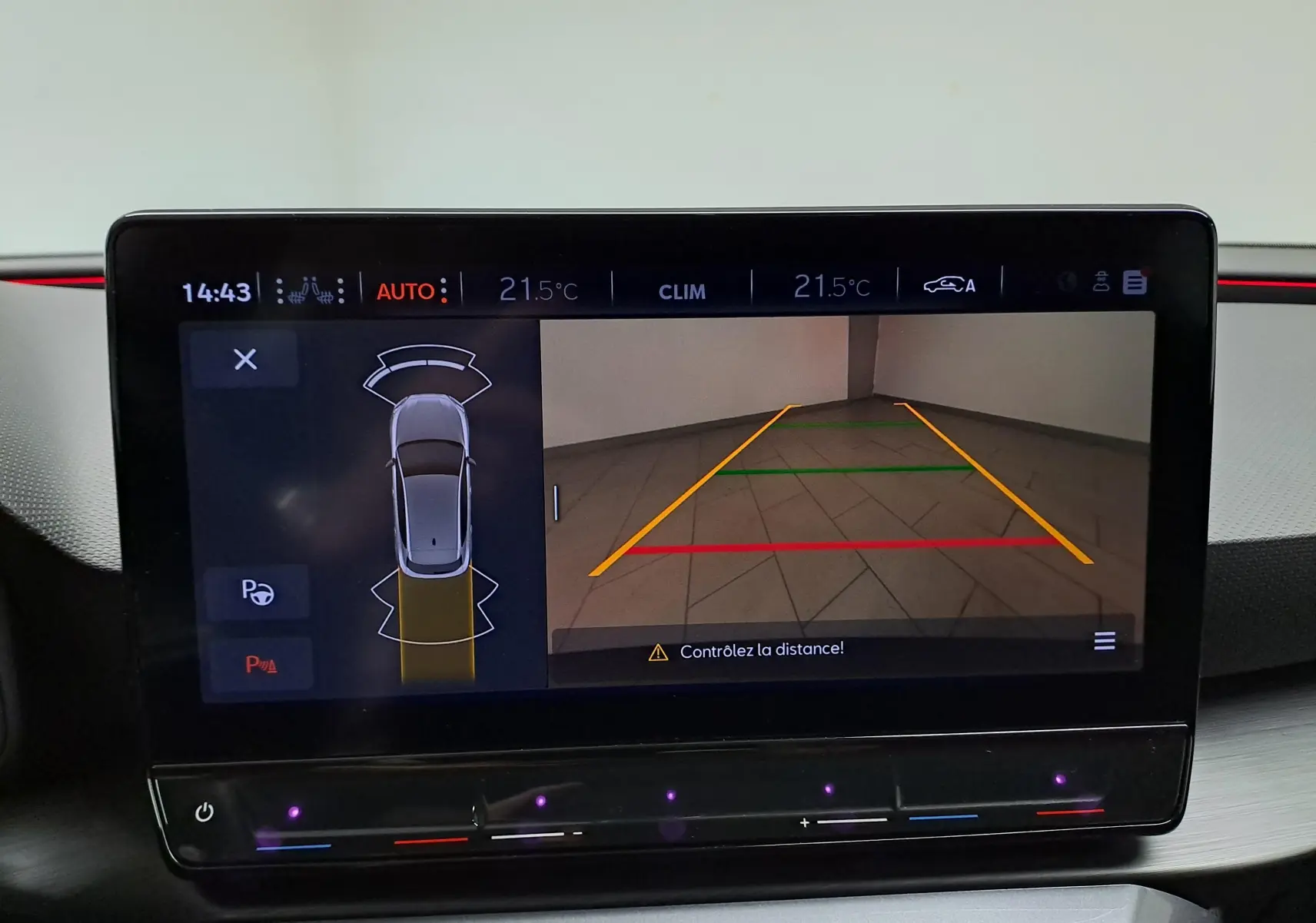 Écran multimédia de la CUPRA Leon 2023 montrant la caméra de recul avec lignes de guidage colorées.