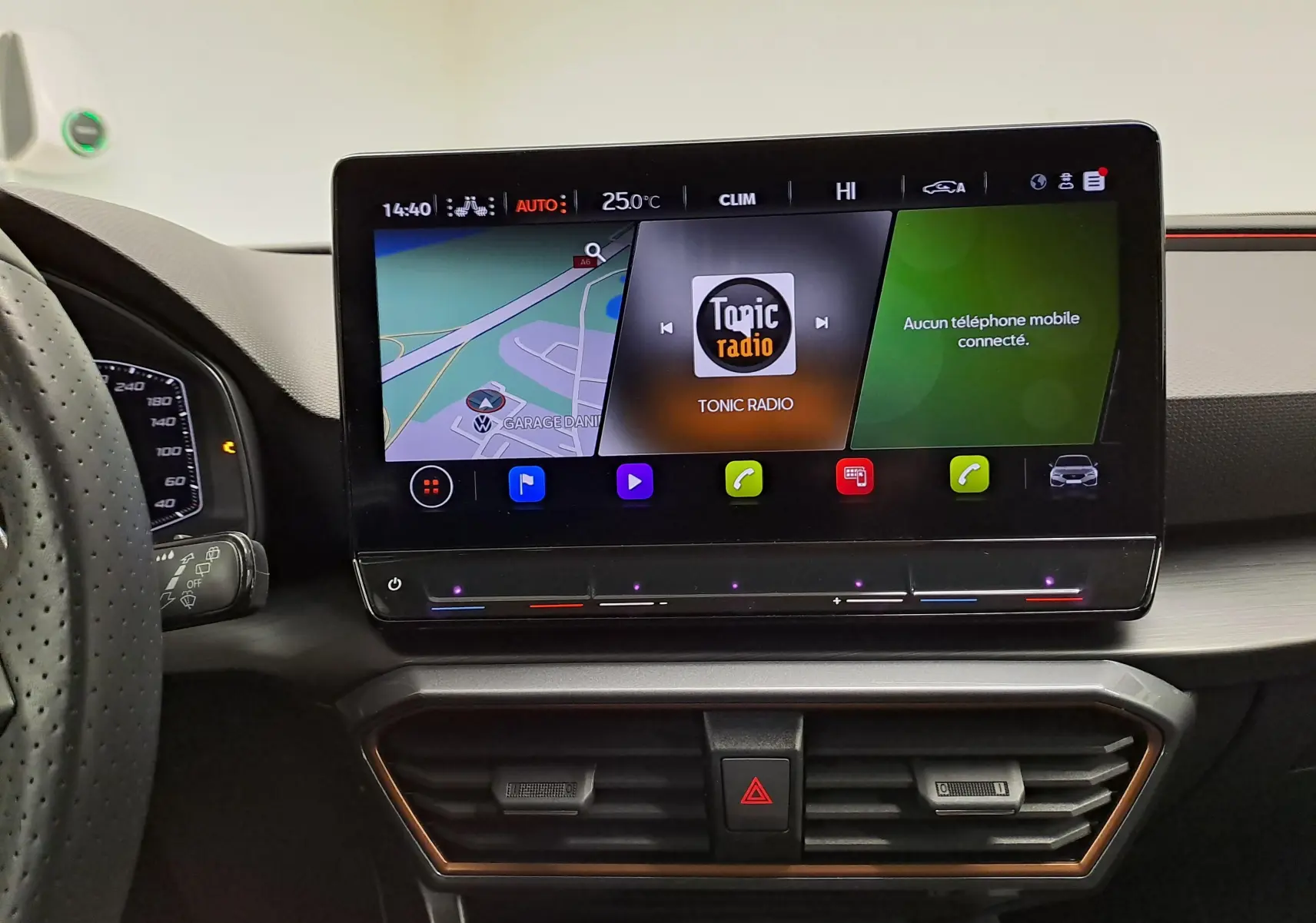 Vue intérieure centrée sur l’écran tactile multimédia du tableau de bord de la CUPRA Leon 2023.