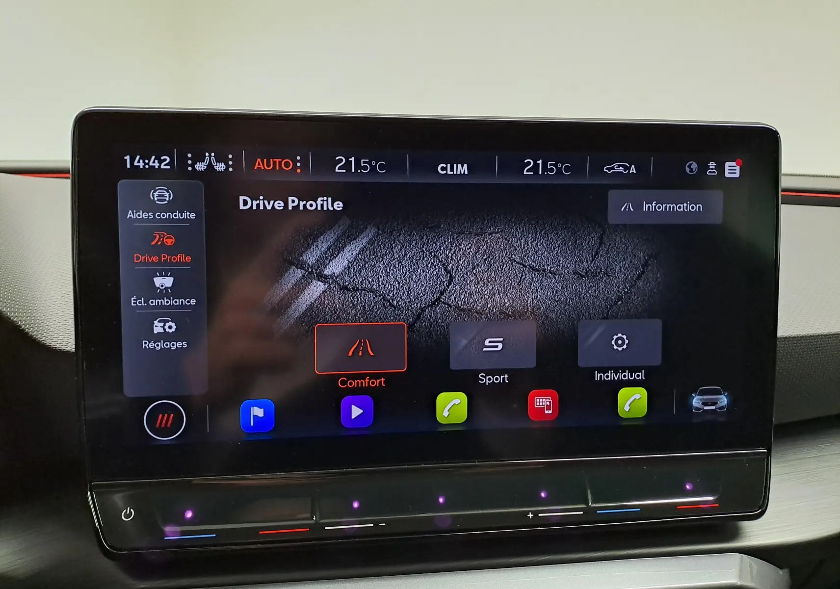 Écran tactile du système multimédia de la CUPRA Leon 2023 affichant les modes de conduite, avec ambiance intérieure moderne.