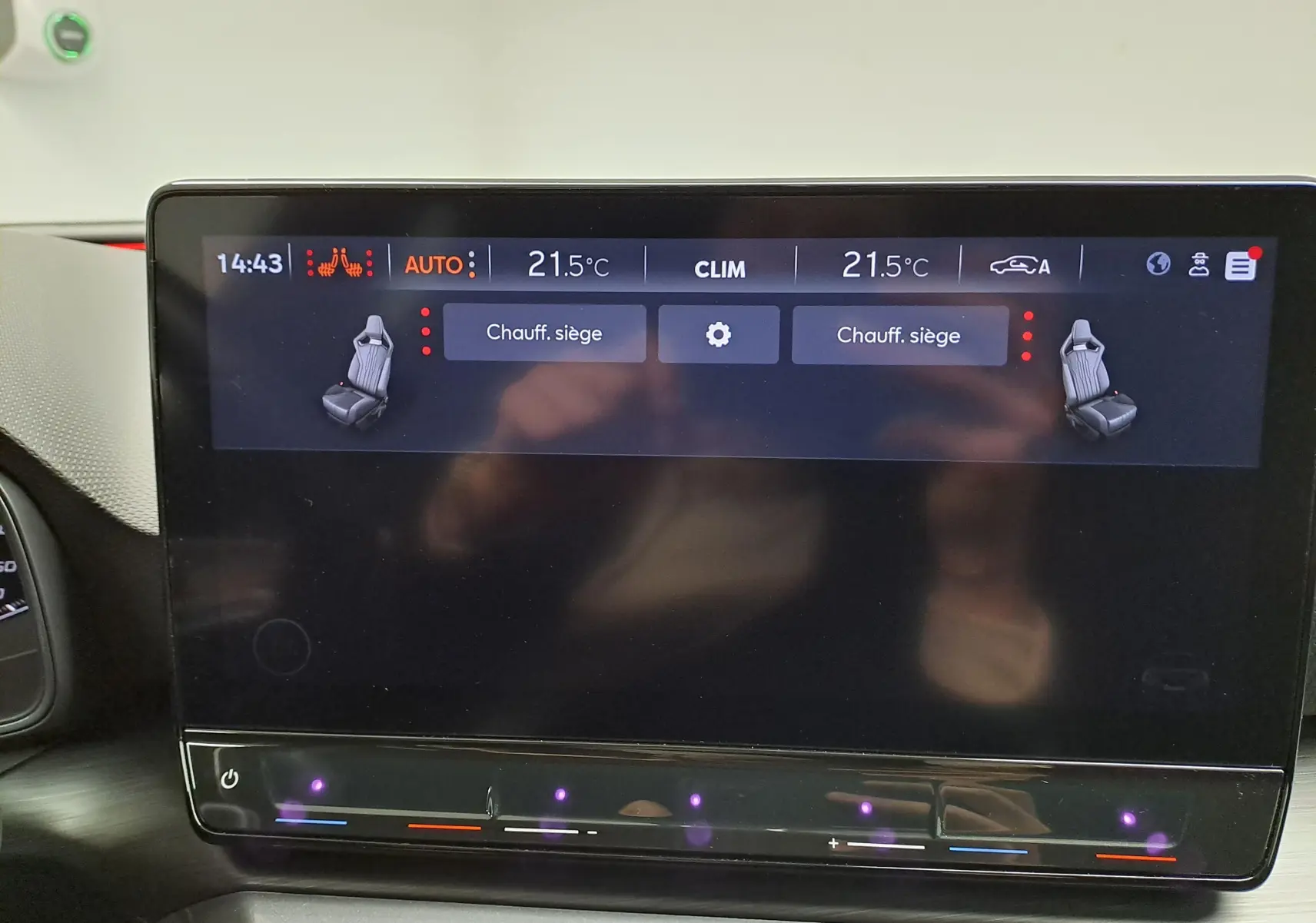 Écran tactile central de la CUPRA Leon 2023 affichant la commande de chauffage des sièges, vue intérieure.
