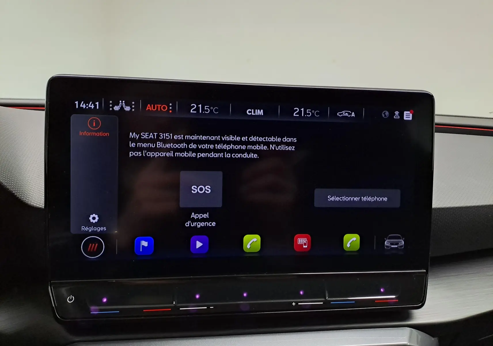 Écran tactile central de la CUPRA Leon 2023 affichant les réglages climatisation et options Bluetooth, intérieur moderne.