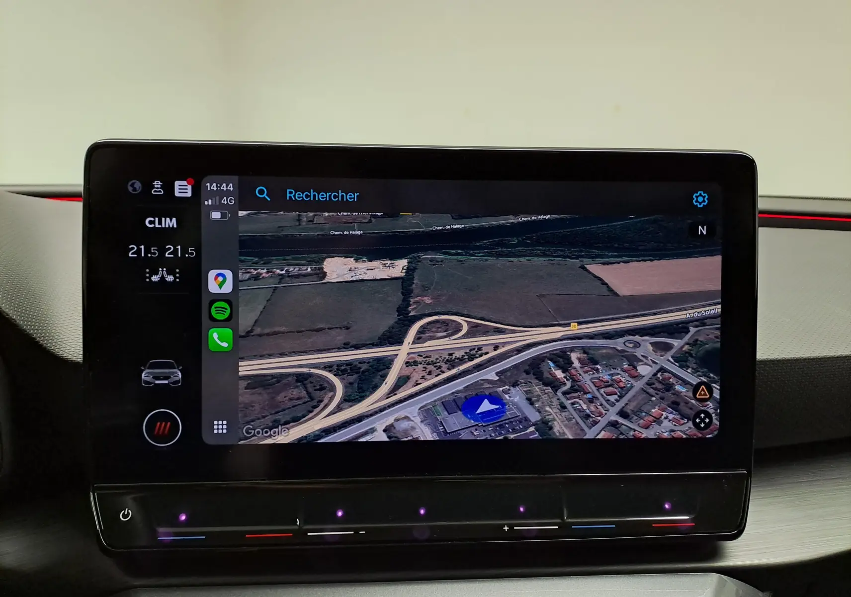 Écran tactile central du tableau de bord de la CUPRA Leon 2023 affichant la navigation GPS et le contrôle climatique.