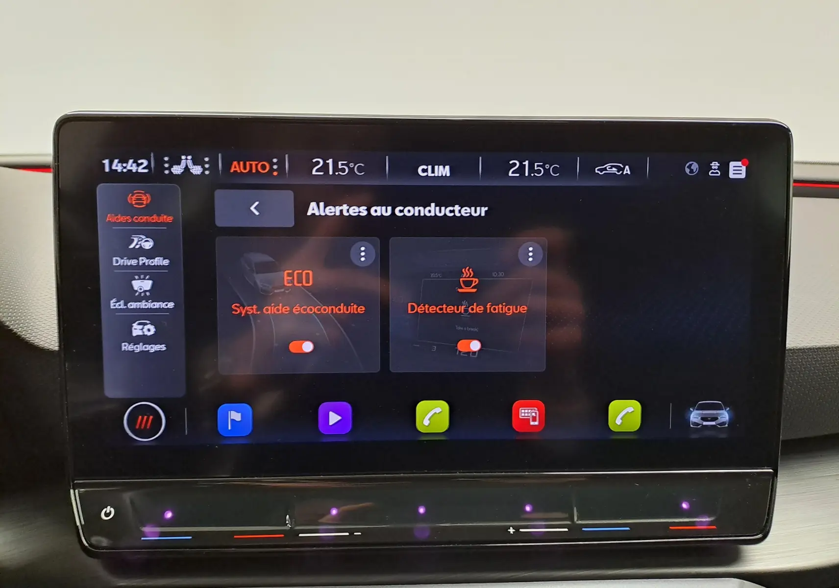 Écran tactile central de la CUPRA Leon 2023 affichant les alertes au conducteur et les réglages climatiques.