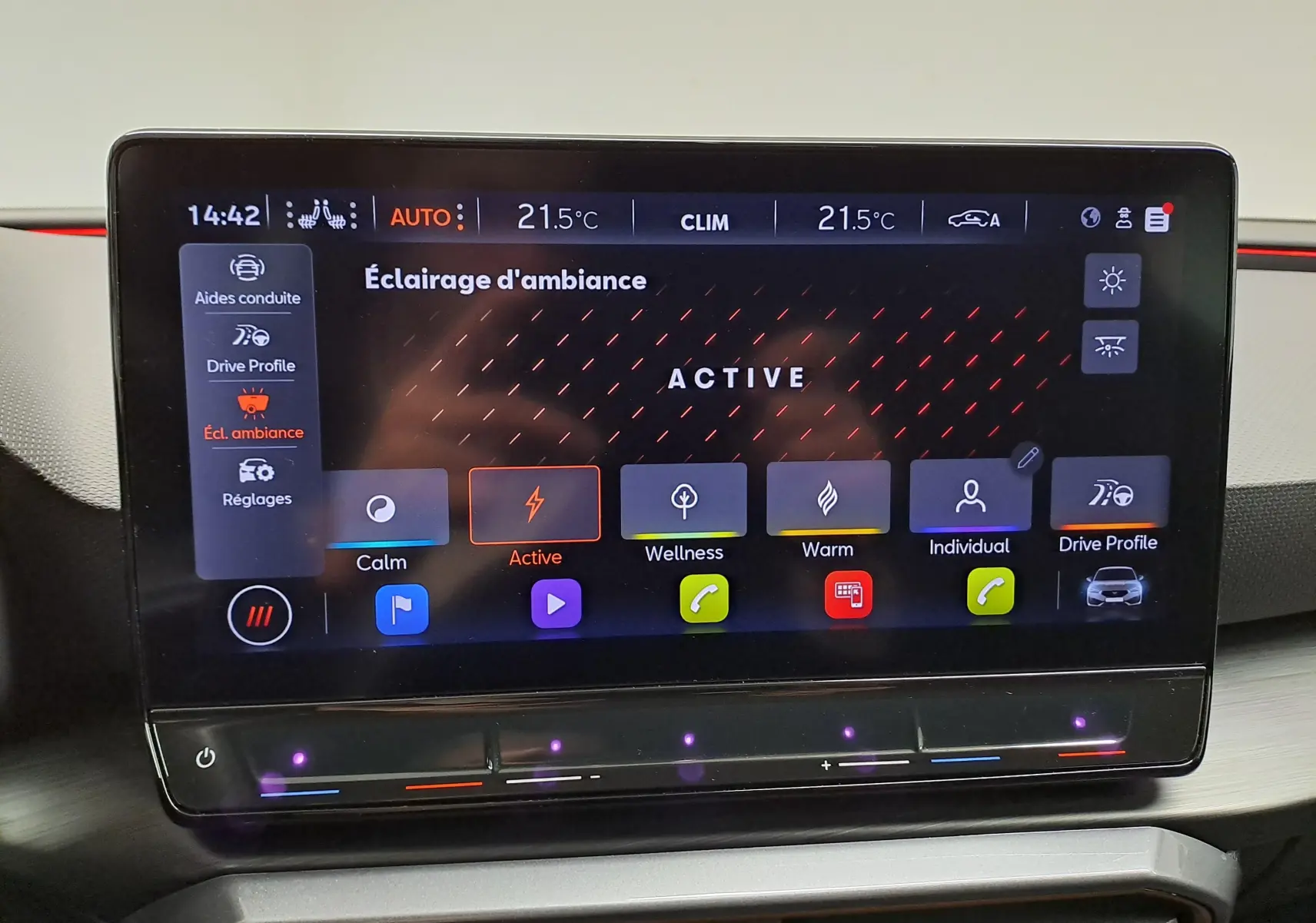 Écran tactile central du tableau de bord de la CUPRA Leon 2023 affichant les réglages d’éclairage d’ambiance actifs.