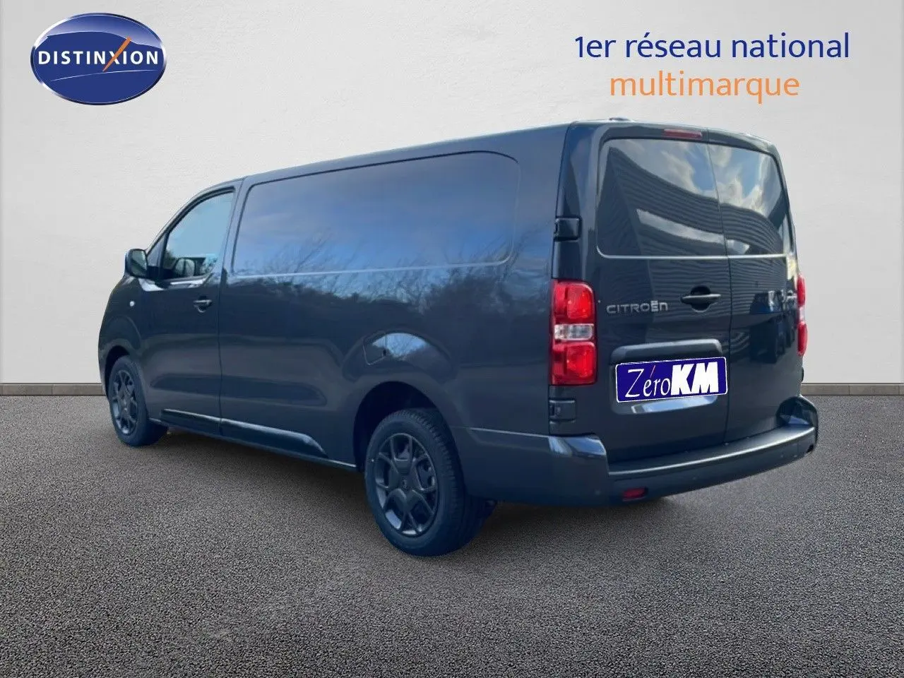 Vue 3/4 arrière droite d’un Citroën Jumpy Van Long gris titane métallisé avec portes arrière fermées et jantes foncées.