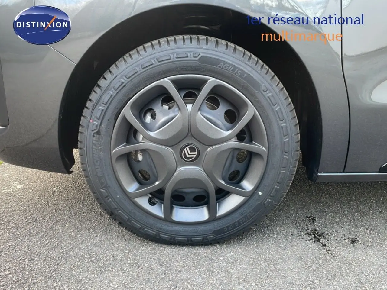 Gros plan sur la roue avant droite gris titane métal du Citroën Jumpy Van Long L3 avec jante originale.