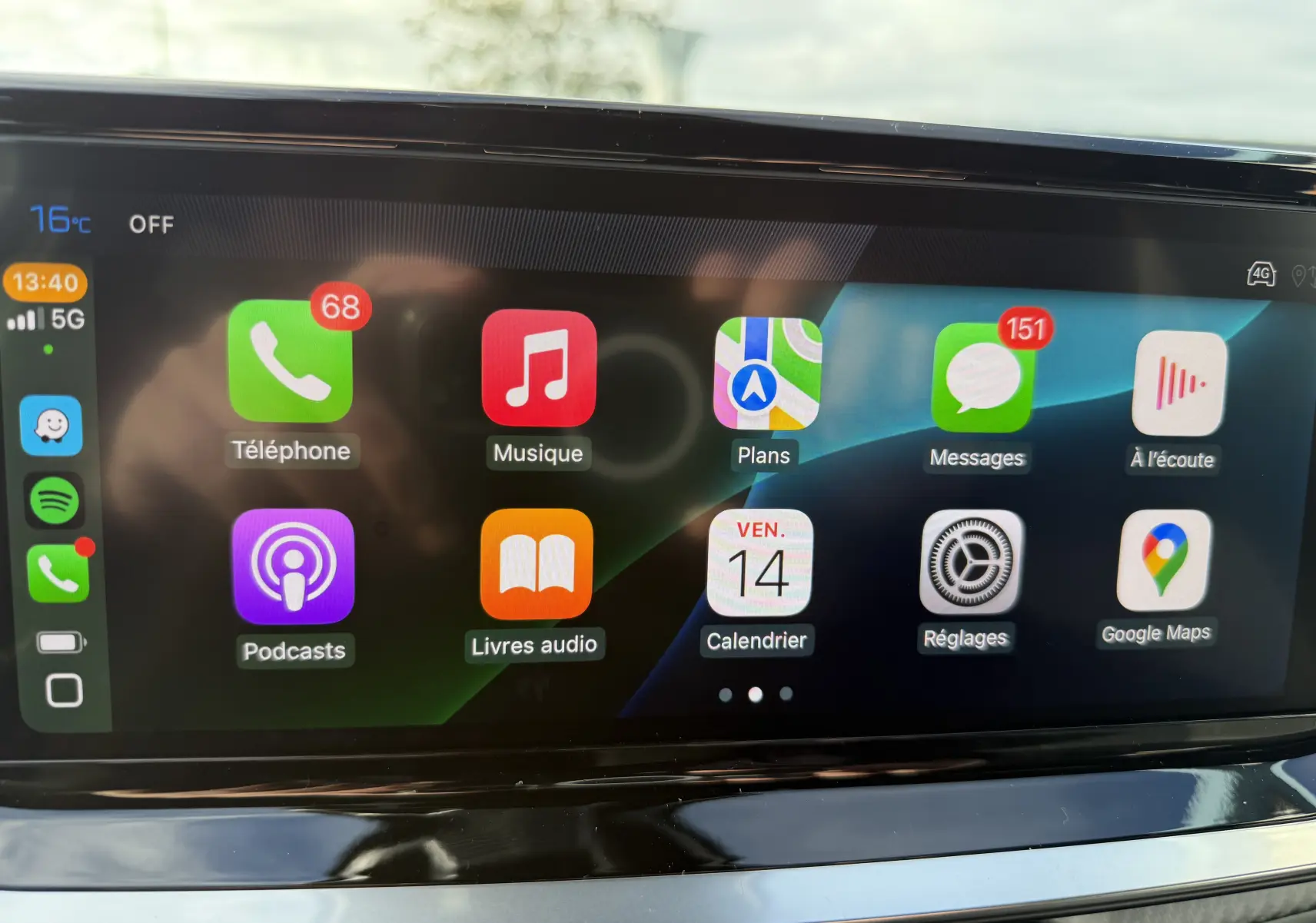 Écran tactile central du Peugeot 2008 Hybrid 145ch GT 2025 affichant les applications Apple CarPlay en interface colorée.