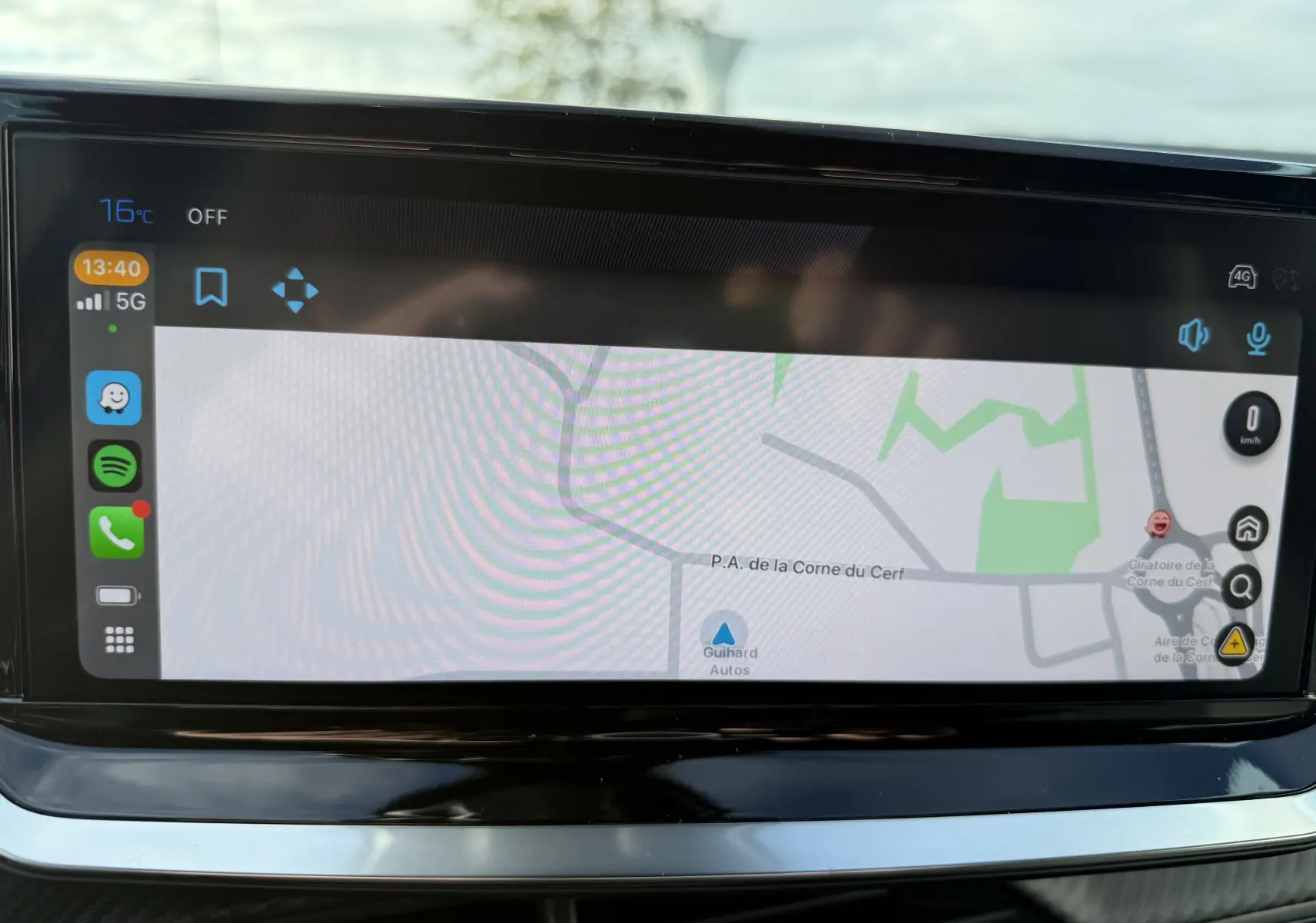 Écran tactile central du tableau de bord du Peugeot 2008 Hybrid 145ch GT, affichant la navigation GPS.