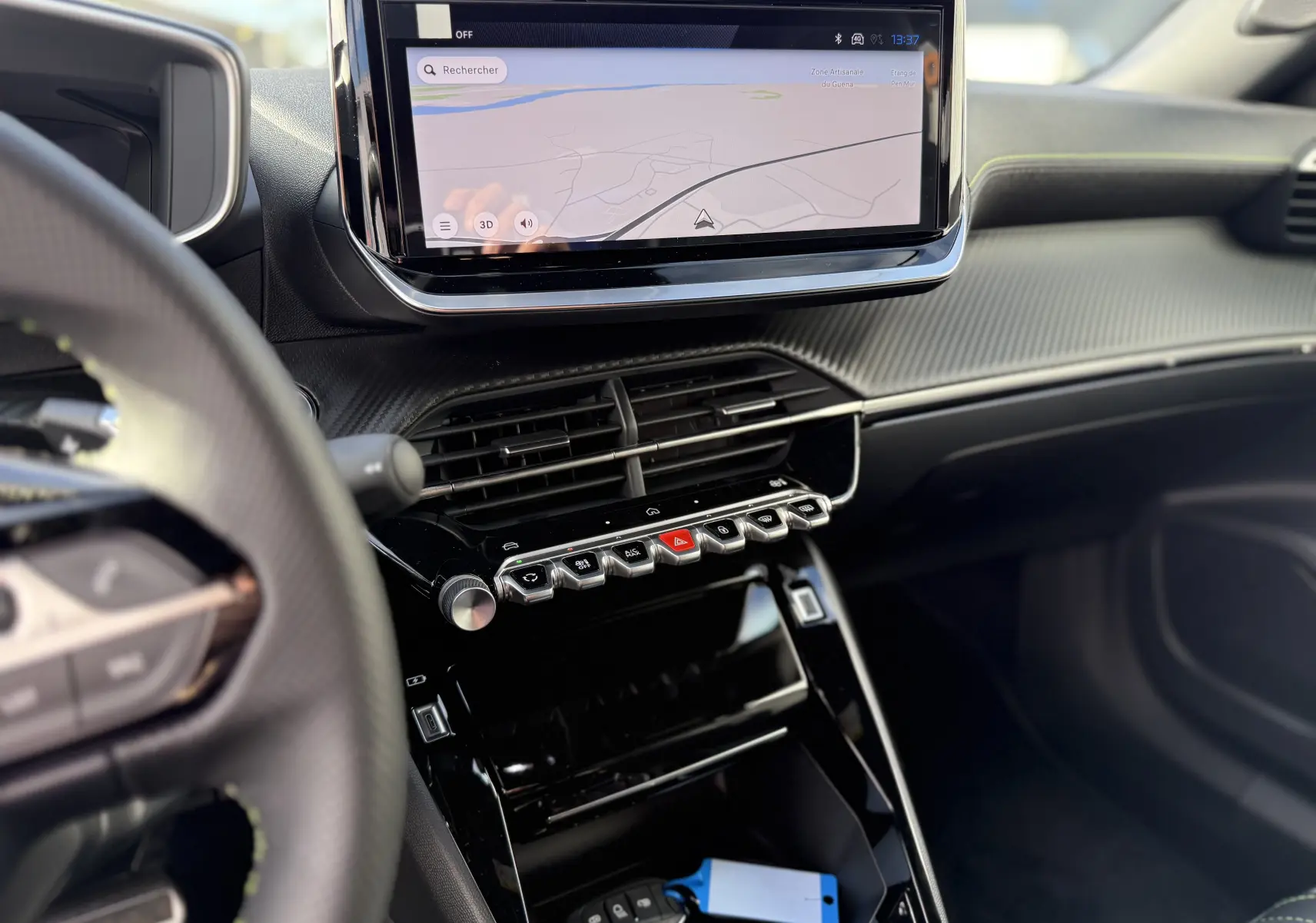 Vue intérieure du tableau de bord du Peugeot 2008 Hybrid 145ch GT 2025, écran tactile central avec navigation et commandes tactiles en ligne.