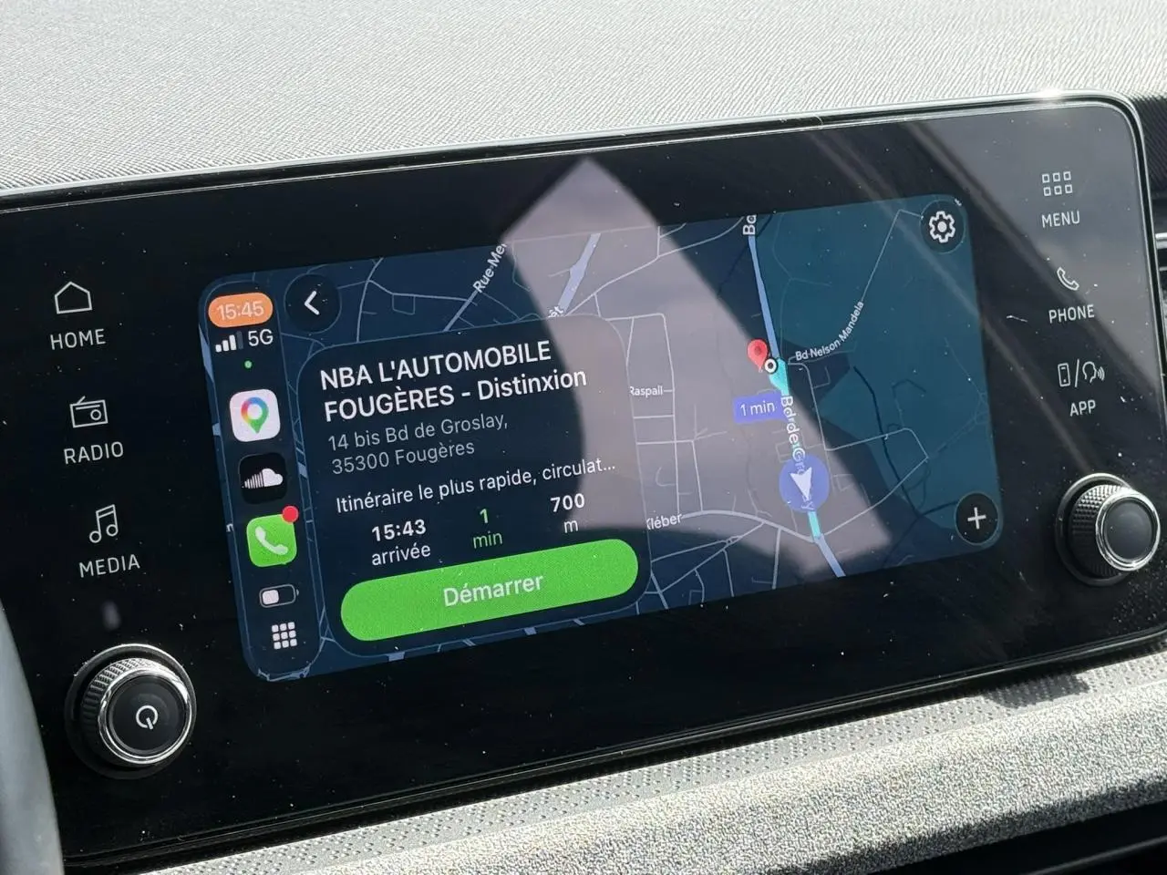 Écran tactile 8,25'' du système multimédia de la Skoda Scala TSI 116 gris graphite, avec navigation affichée.